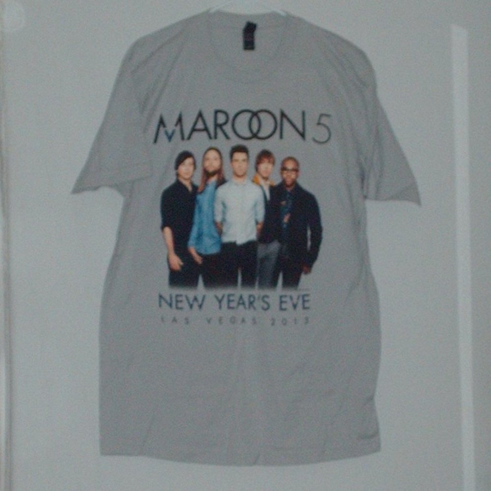 Maroon 5 New Year's Eve 2013 T-shirt - size large